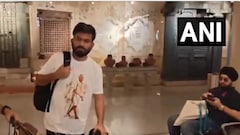 अभिजीत दीपके मुंबई एयरपोर्ट से दिल्ली रवाना, जंतर-मंतर कैसे पहुंचेंगे ? हिरासत में लिए जाने का डर