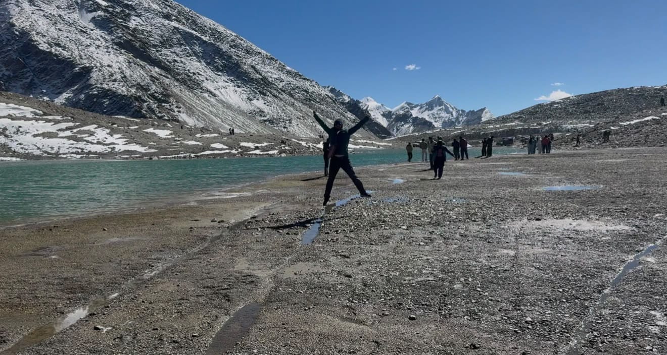 16 हजार फीट की ऊंचाई पर पर्यटकों की मस्ती