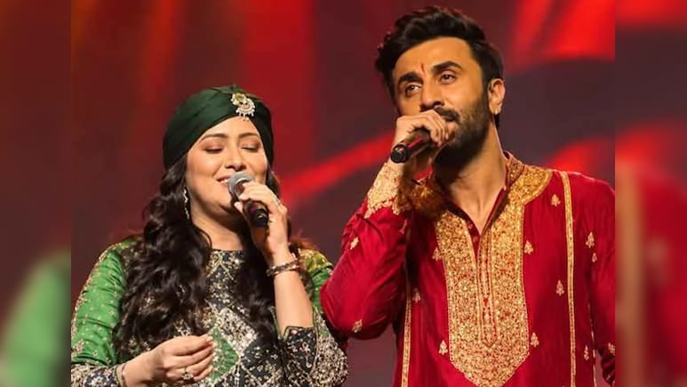 Ranbir Kapoor Sings <i>Kabira</i> At Durga Puja Pandal In Mumbai