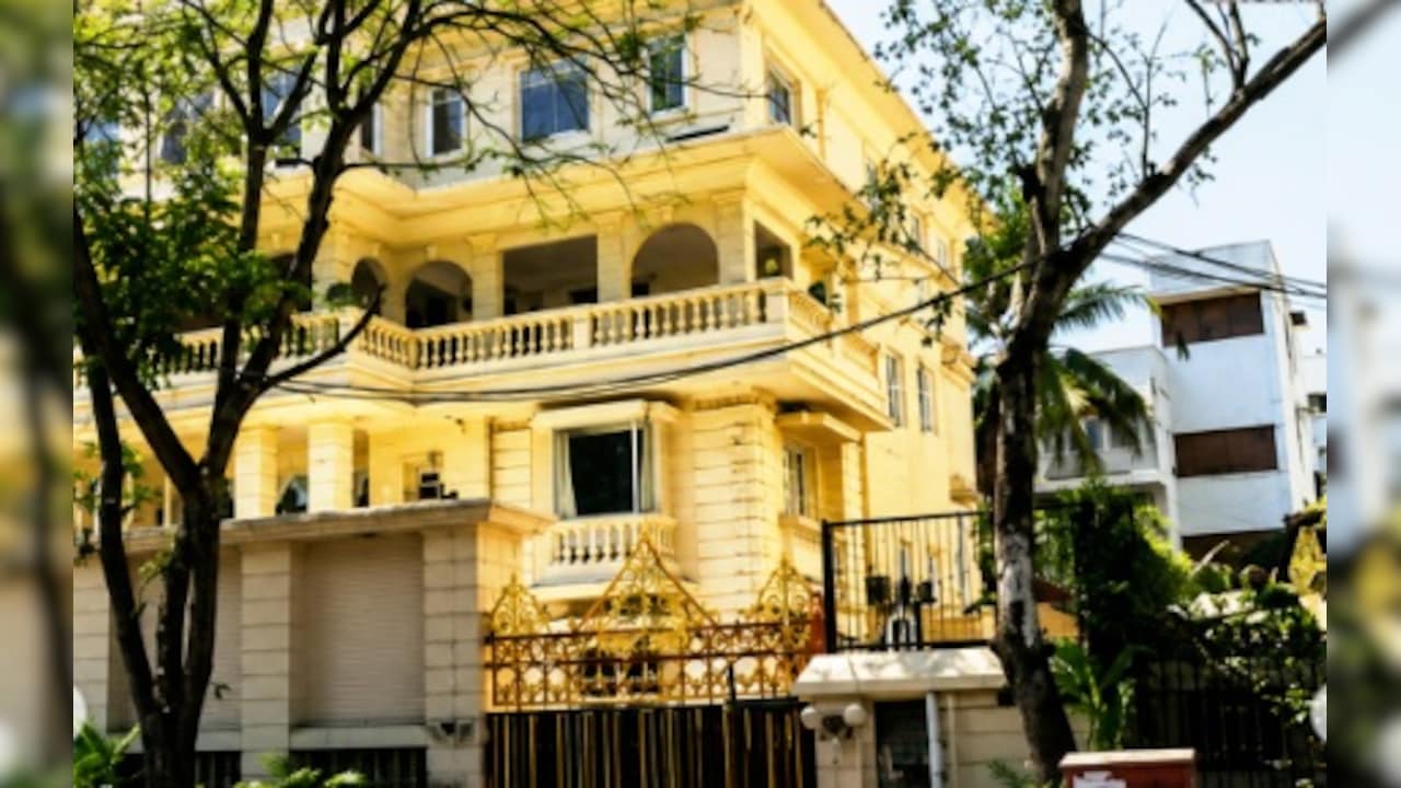 कभी चॉल में रहता था यह सुपरस्टार,  4.2 लाख में खरीदा बंगला, फिर इसे छोड़ा, आज है कीमत 450 करोड़ रुपये