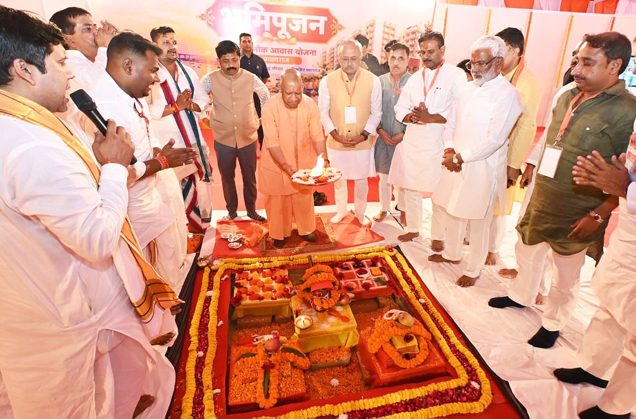 प्रयागराज में माफिया से मुक्त कराई गई भूमि पर पद्म लोक आवास योजना के अंतर्गत ₹191 करोड़ की लागत से 602 आवासों के निर्माण हेतु आयोजित भूमिपूजन कार्यक्रम में सीएम योगी. प्रयागराज में माफिया से मुक्त कराई गई भूमि पर पद्म लोक आवास योजना के अंतर्गत ₹191 करोड़ की लागत से 602 आवासों के निर्माण हेतु आयोजित भूमिपूजन कार्यक्रम में सीएम योगी.