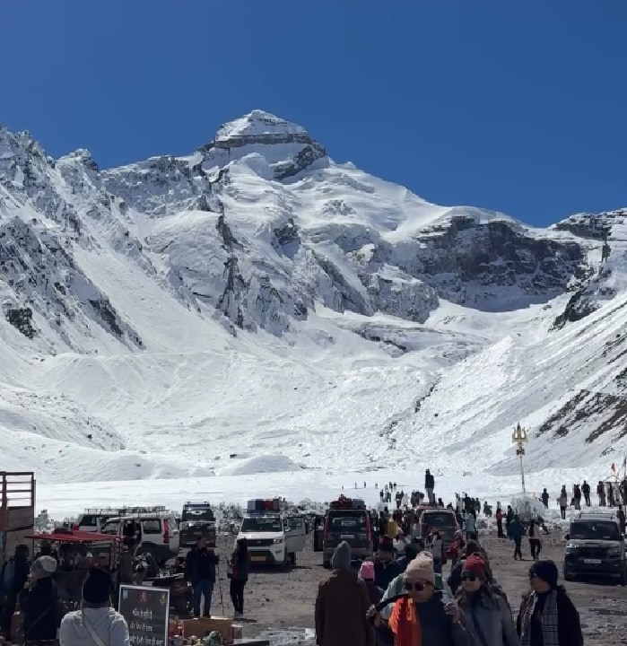 पर्वत पर बिछी बर्फ