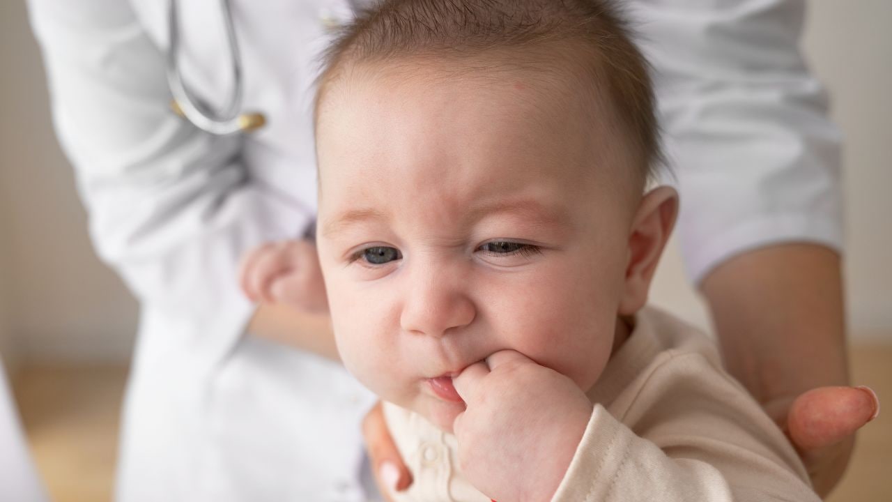 बच्चे के गले में कुछ अटक जाए तो सबसे पहले क्या करें? Parenting Expert ने बताया