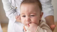 बच्चे के गले में कुछ अटक जाए तो सबसे पहले क्या करें? Parenting Expert ने बताया