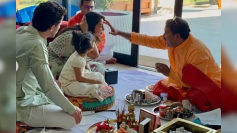 प्रियंका चोपड़ा ने पति निक जोनस और बेटी  मालती मैरी के साथ मनाया दशहरा,  देसी गर्ल ने शेयर की कन्या पूजन की तस्वीरें