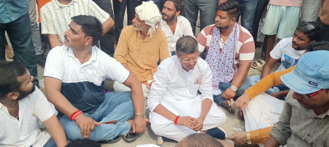 रामकुमार सिंह की हत्या के खिलाफ सड़क पर धरने पर बैठे लोग. रामकुमार सिंह की हत्या के खिलाफ सड़क पर धरने पर बैठे लोग.