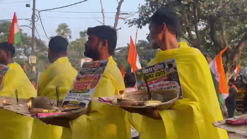 पीली धोती, हाथों में सूप-नारियल... छठ व्रती बनकर क्यों प्रदर्शन कर रहे बिहार पुलिस के अभ्यर्थी?