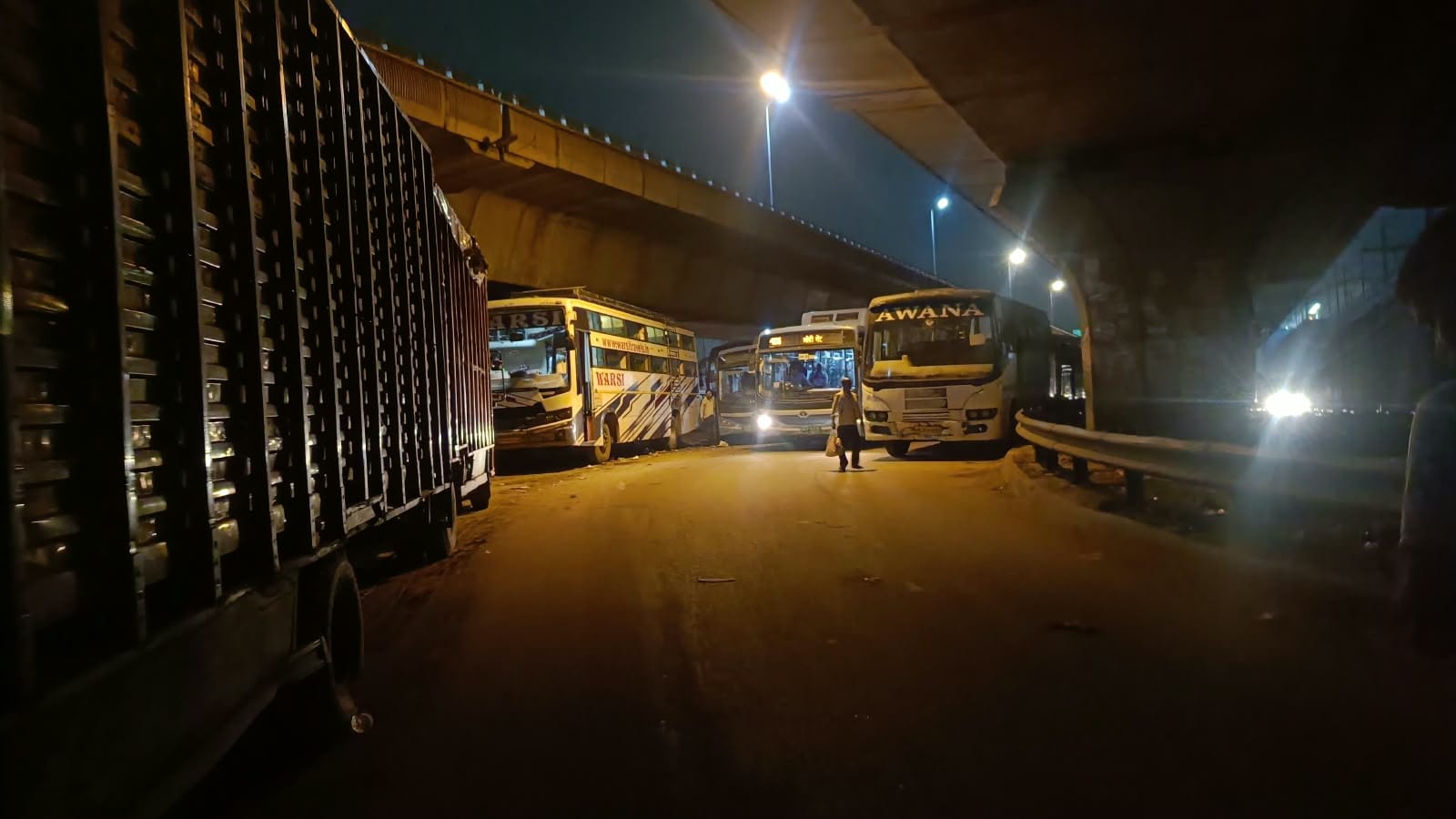 कुछ इस तरह प्राइवेट बसों की कतारें लगी रहती हैं