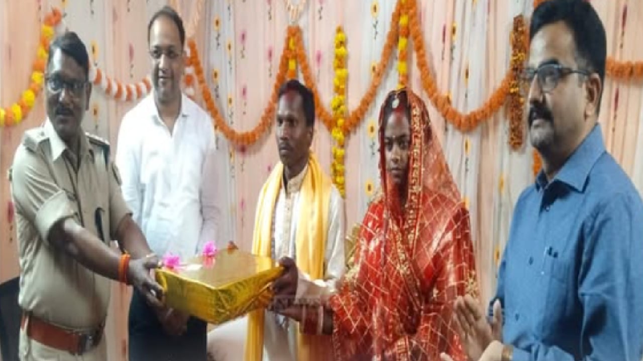 नक्सली जोड़े को गिफ्ट देते हुए पुलिस अफसर नक्सली जोड़े को गिफ्ट देते हुए पुलिस अफसर