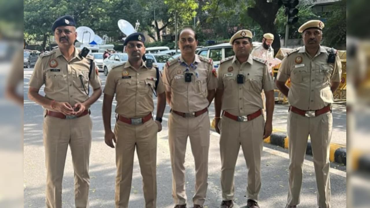 प्रदर्शन रोकने बॉडी कैमरा पहनकर क्यों उतरी दिल्ली पुलिस, आंदोलनों में ये नई रणनीति क्या है?