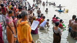 'Shubo Mahalaya': Thousands Of Devotees Offer 'Tarpan' To Ancestors At Water Bodies | See Pictures