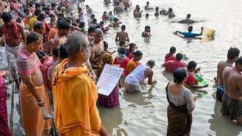 'Shubo Mahalaya': Thousands Of Devotees Offer 'Tarpan' To Ancestors At Water Bodies | See Pictures