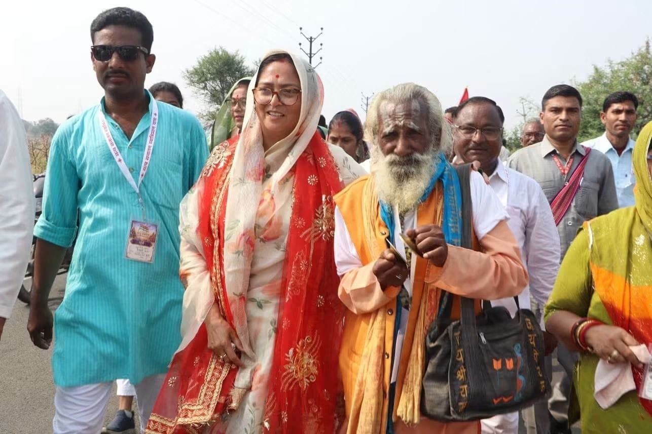 Digvijaya Singh Sanatan Yatra: दिग्विजय सिंह यात्रा में उनकी पत्नी अमृता भी साथ में हैं.