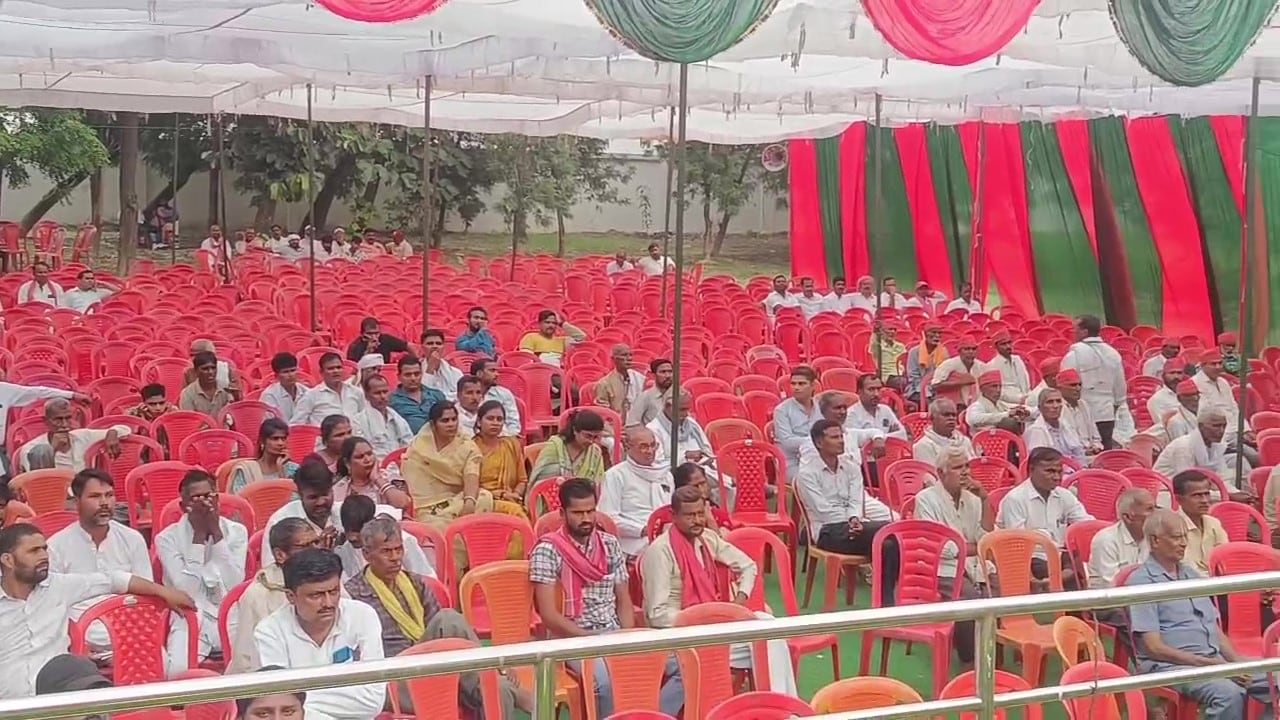 सम्मेलन के दौरान खाली कुर्सियां