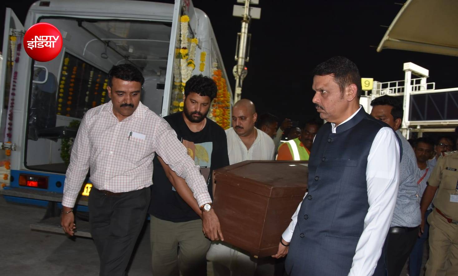 पुणे एयरपोर्ट पर CM फडणवीस ने नाना पाटेकर को दी अंतिम श्रद्धांजलि, खुद उठाया कॉफिन; वीडियो कर देगा भावुक