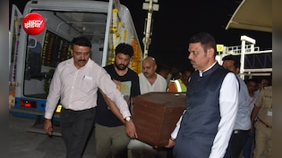पुणे एयरपोर्ट पर CM फडणवीस ने नाना पाटेकर को दी अंतिम श्रद्धांजलि, खुद उठाया कॉफिन; वीडियो कर देगा भावुक