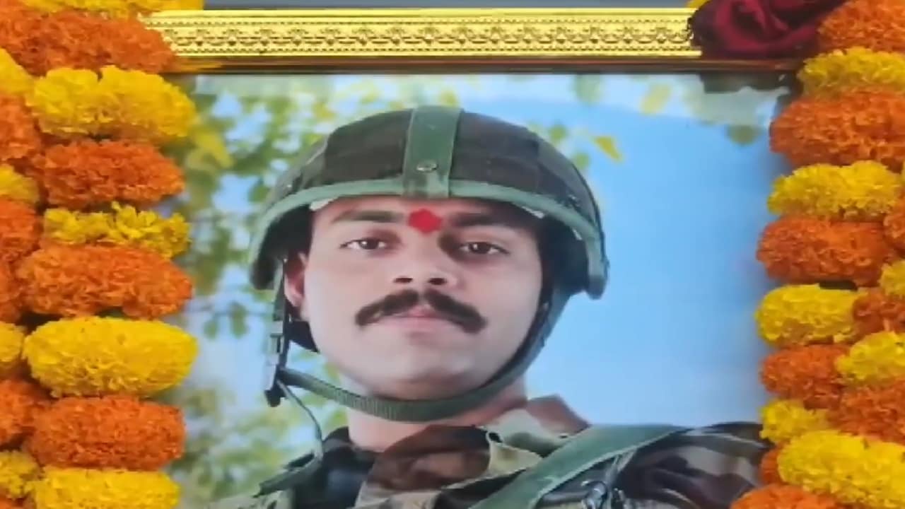 अंतिम दर्शन के दौरान रखी गई तस्वीर में फूल माला अंतिम दर्शन के दौरान रखी गई तस्वीर में फूल माला