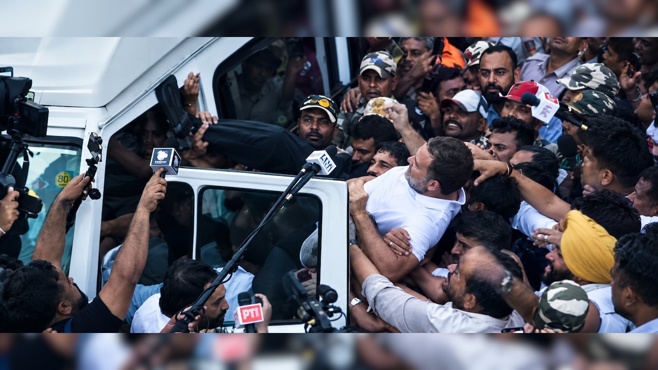 Rahul Gandhi detained near Jantar Mantar as INDIA bloc protests CEC Gyanesh Kumar