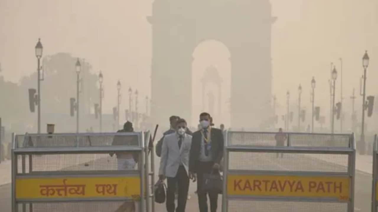 Delhi Pollution: दिल्ली में लागू हुआ Grap-1, पार्किंग चार्ज दोगुना, कंस्ट्रक्शन पर रोक समेत कई पाबंदी