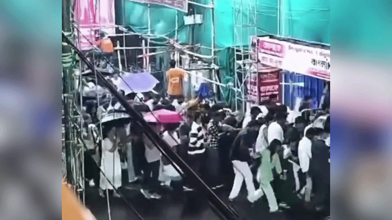 Exclusive: बदहवास दौड़ते लोग, बिलखते बच्चे... कोलकाता दुर्गा पूजा भगदड़ का वीडियो आया सामने