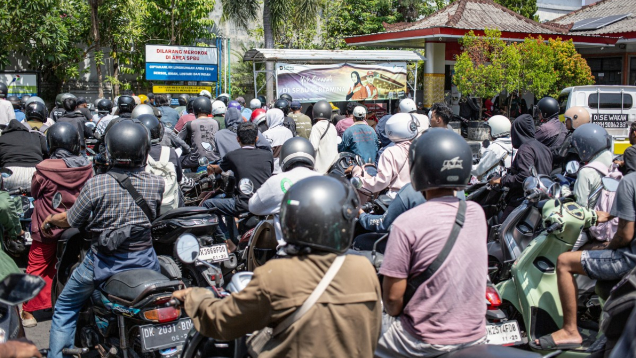 Bali Hit By Fuel Shortage, Hundreds Protest As Queues Stretch Over Kilometre