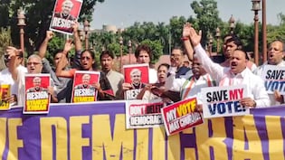ECE के खिलाफ विपक्ष ने खोला मोर्चा, खरगे बोले- हमारे नेता जान दे सकते हैं तो हम जेल क्यों नहीं जा सकते