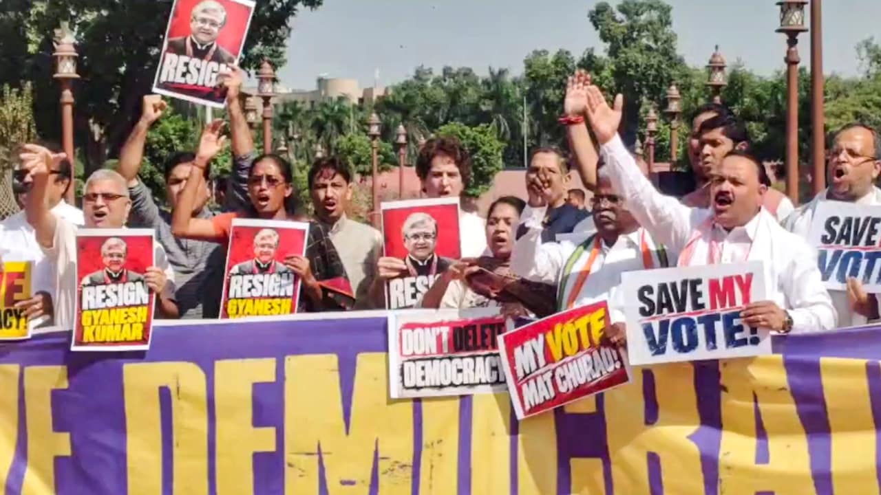 ज्ञानेश कुमार के खिलाफ विपक्ष ने खोला मोर्चा, खरगे बोले- हमारे नेता जान दे सकते हैं तो हम जेल क्यों नहीं जा सकते