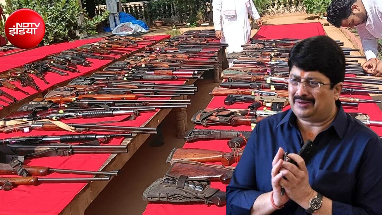 500 से ज्यादा हथियार, केसरिया पगड़ी और बेंती कोठी का दरबार... दशहरे पर फिर राजा भैया की शस्त्र पूजा, VIDEO