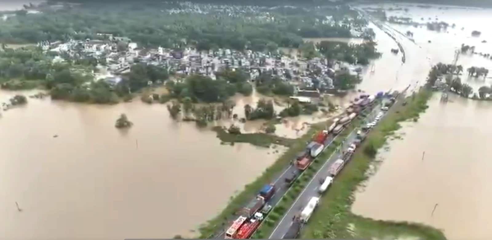 Odisha Flood: गंजाम जिले में बाढ़ के पानी ने तबाही मचाई है. बाहुदा नदी का पानी NH-16 पर पहुंचने से ओडिशा-आंध्र प्रदेश के बीच संपर्क टूट गया है 