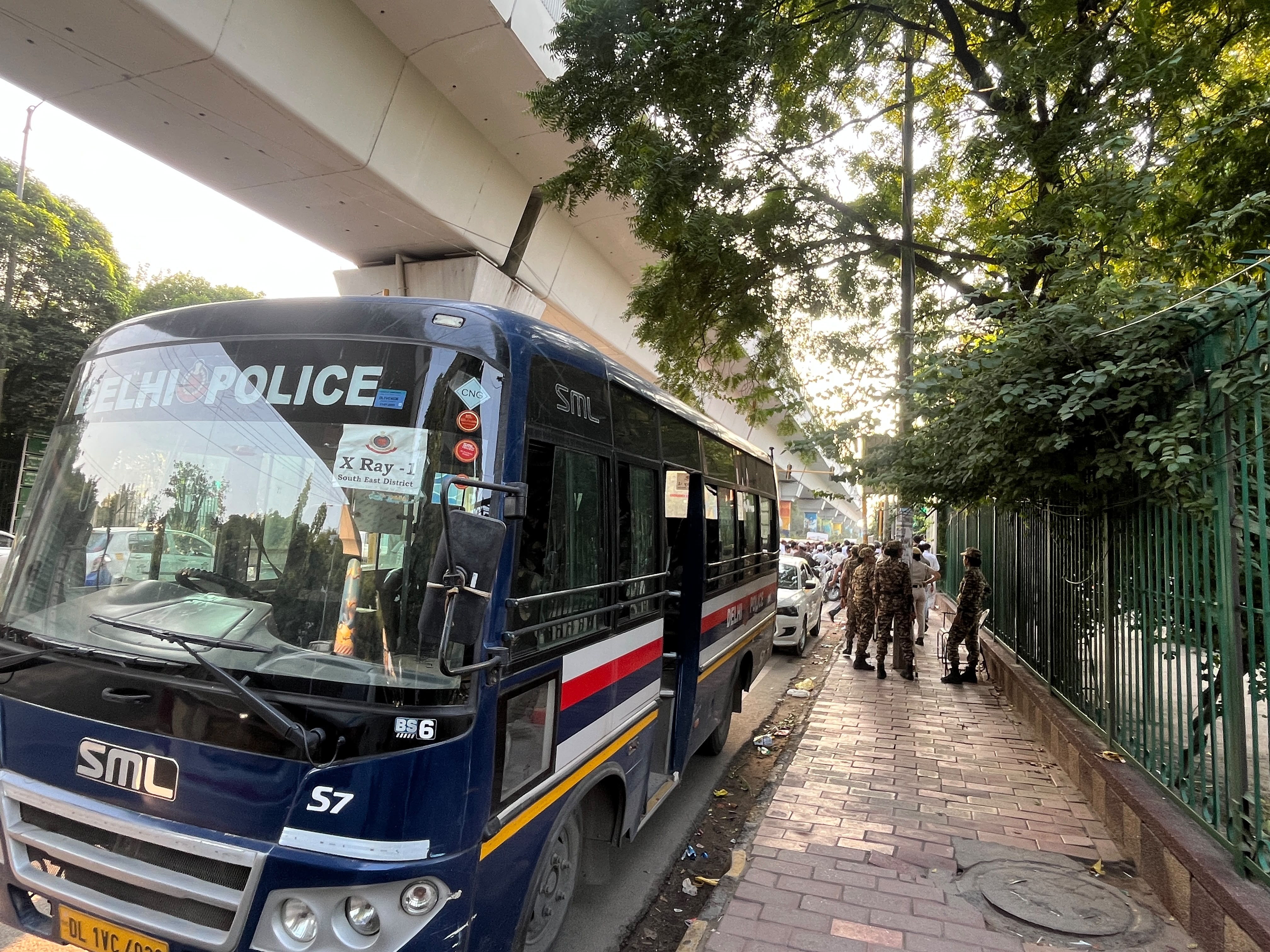 प्रोटेस्ट के चलते जामिया के गेट के आस-पास सुरक्षा बलों को तैनात किया गया है. 