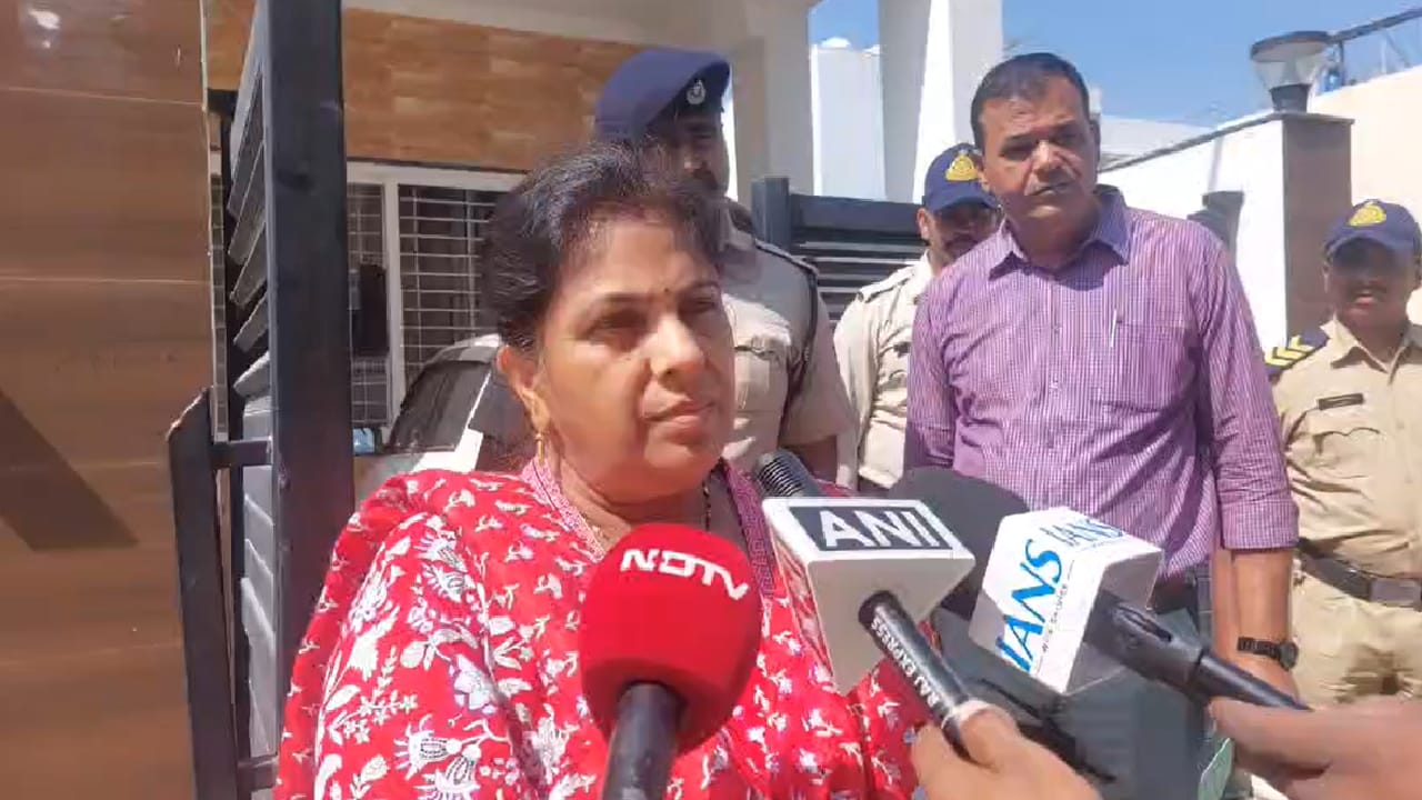 लोकायुक्त कार्रवाई की जानकारी देते हुए अधिकारी लोकायुक्त कार्रवाई की जानकारी देते हुए अधिकारी