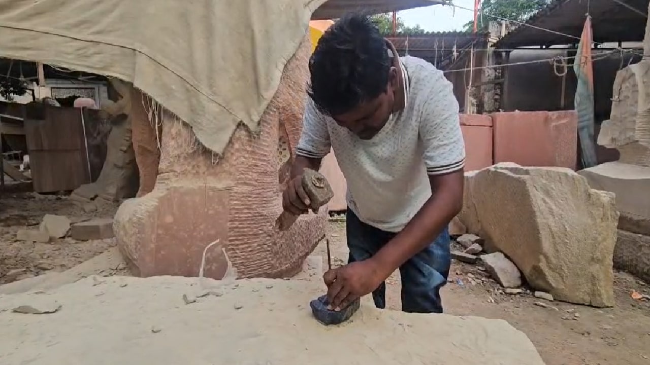 पत्थर को तराशते हुए मूर्तिकार