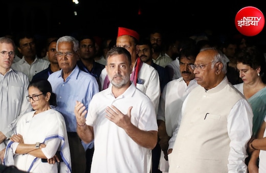 LIVE: राहुल गांधी की अगुवाई में CEC के खिलाफ विपक्ष का आज हल्लाबोल, सुप्रीम कोर्ट तक मार्च; 6 मेट्रो स्टेशन बंद