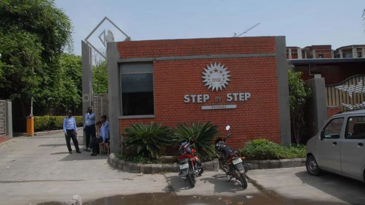 नोएडा के 12 स्कूलों को मिली बम की धमकी, बच्चों को घर भेज जा रहा है