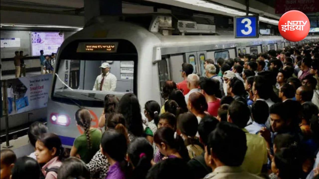मेट्रो में कोई झगड़ा, मारपीट करे तो कैसे 1 मिनट में मदद मिलेगी, ट्रेन में इमरजेंसी अलार्म व ये 5 हेल्पलाइन नंबर रखें याद