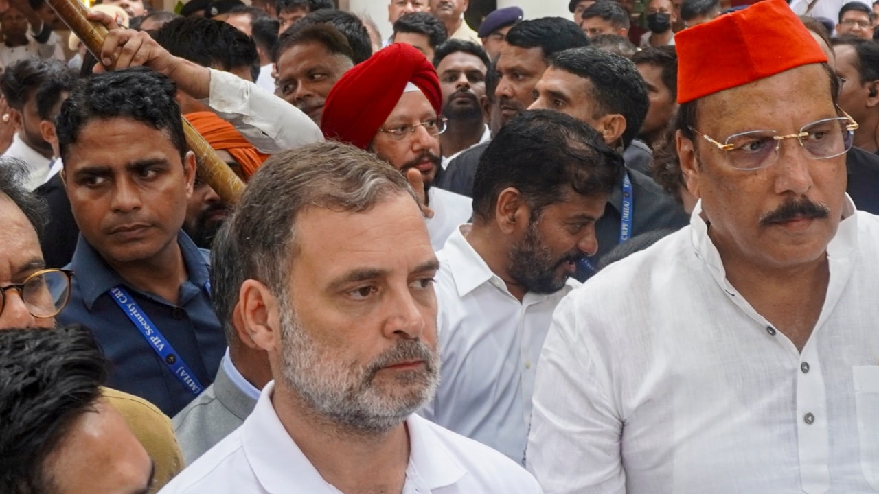 गुरुवार को प्रदर्शन में राहुल गांधी के साथ सपा सांसद राजीव राय भी शामिल हुए थे. 