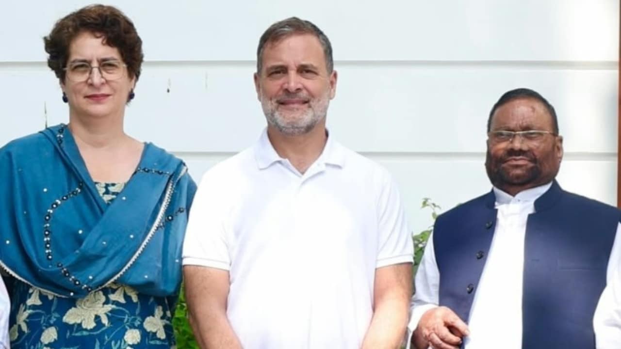 स्वामी प्रसाद मौर्य ने अक्टूबर के पहले हफ्ते में दिल्ली में कांग्रेस नेता राहुल गांधी और प्रियंका गांधी से मुलाकात की थी. 