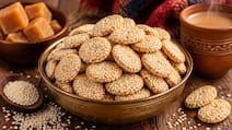 Desi Foods: तिल और गुड़ से बनी रेवड़ी ठंड में क्यों मानी जाती है खास? जानिए इसके फायदे और सेवन का तरीका