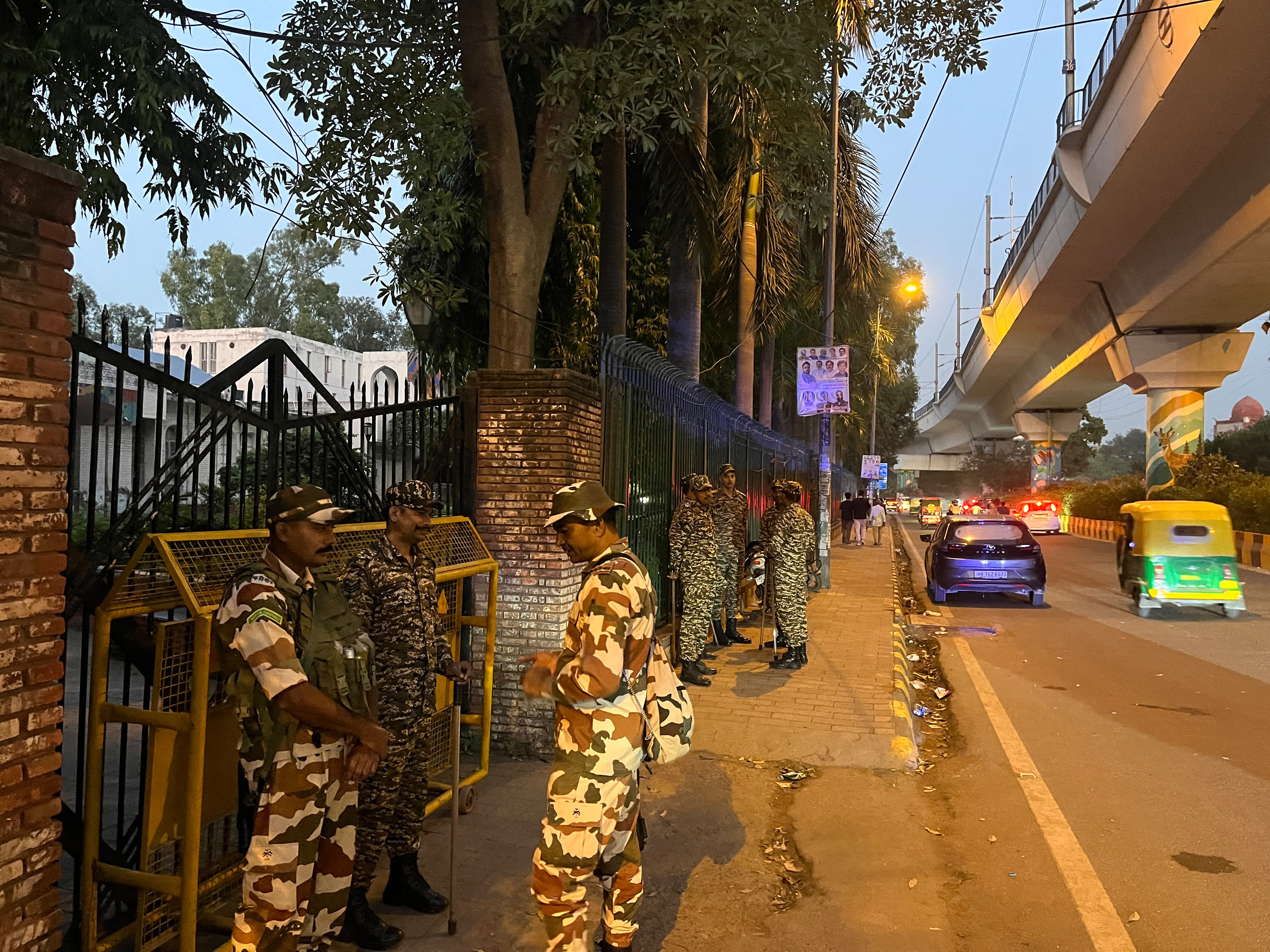 यूनिवर्सिटी के गेट नंबर 7 और 10 के आस-पास सुरक्षा बल तैनात किए गए हैं. 