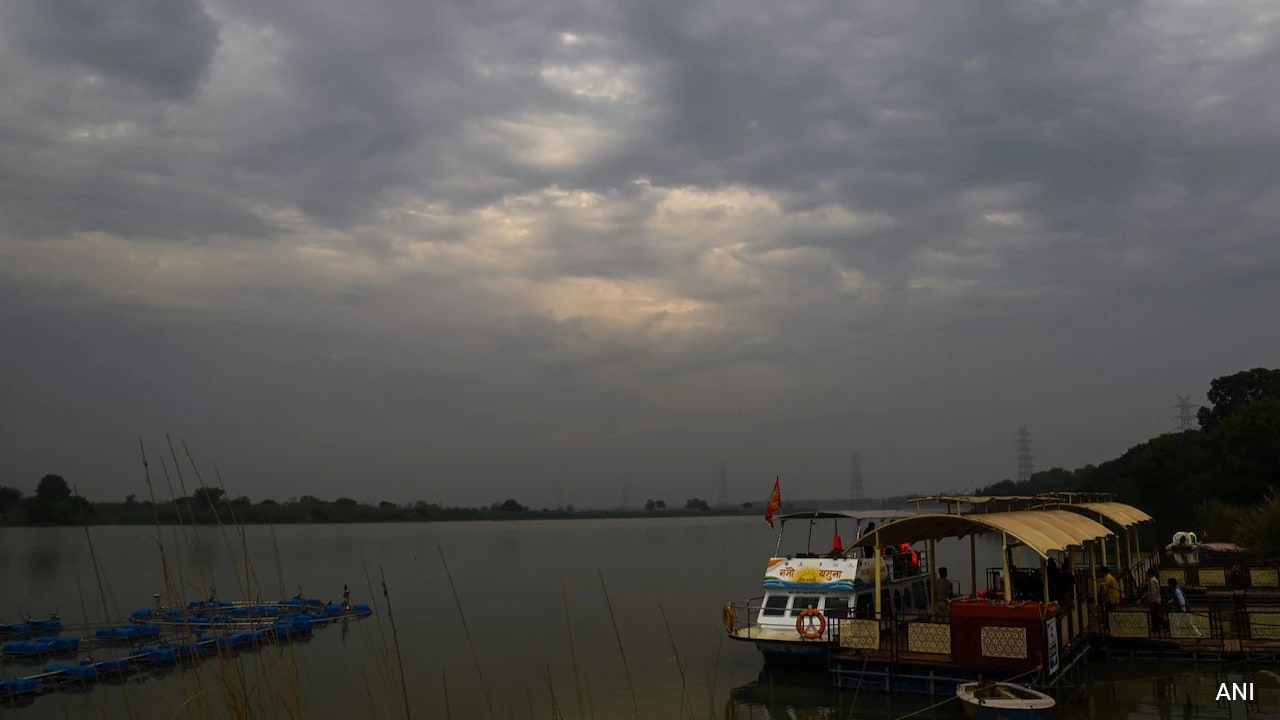 Delhi Sees Coldest October Day In 4 Years As Mercury Dips Across North India
