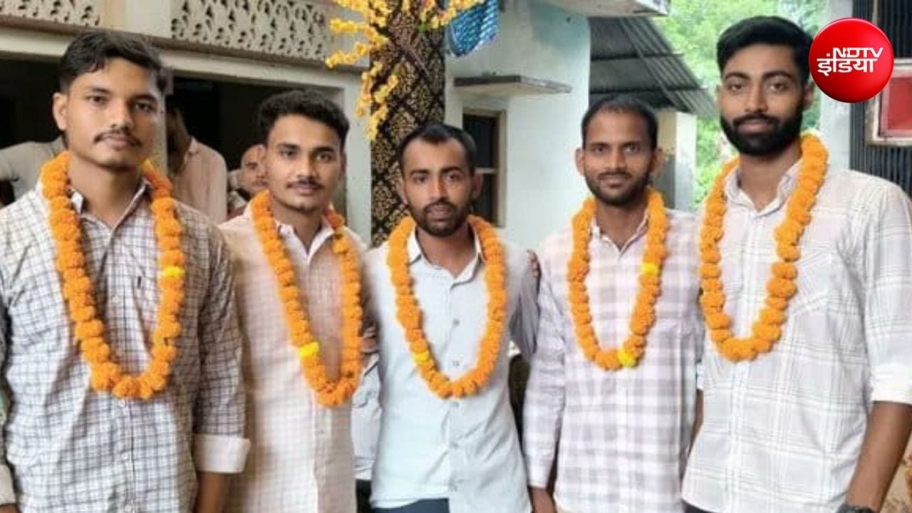 यूपी पुलिस में सिपाही बनेंगे एक ही गांव के पांच दोस्त, एक साथ करते थे सरकारी नौकरी की तैयारी
