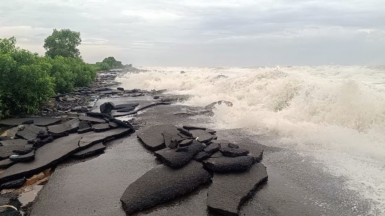 Cyclone Arnab LIVE Updates: चक्रवाती तूफान 'अर्नब' का लैंडफॉल, आंध्र से UP तक असर, 21 फ्लाइट्स, 50 ट्रेनें रद्द