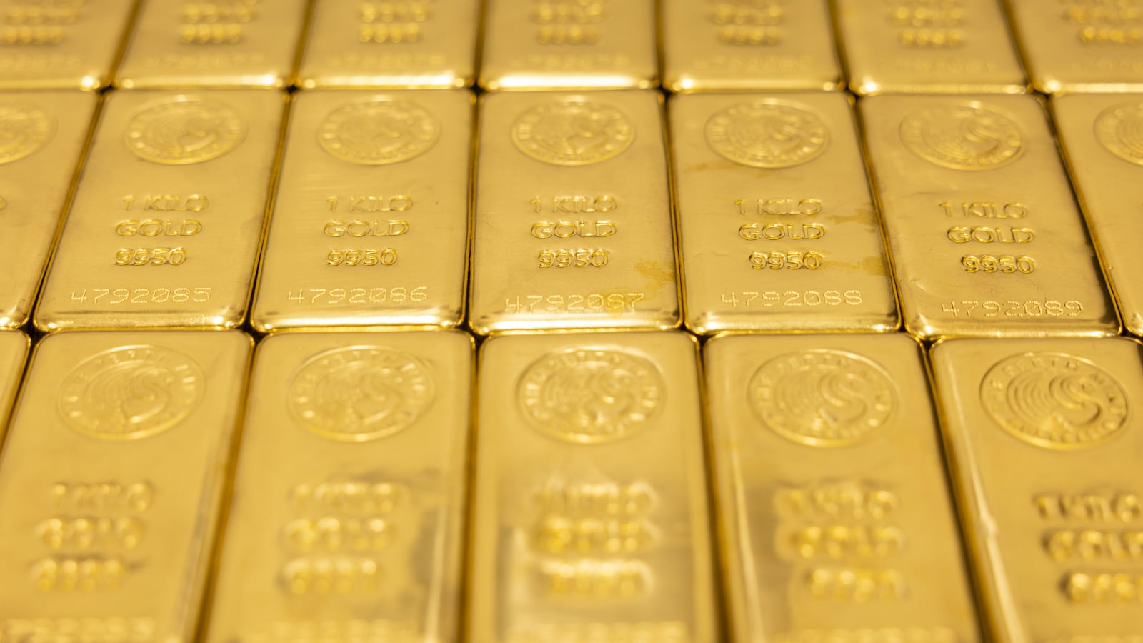 Gold Clinches Weekly Gain On Growing Bullish ETF, Energy Signs