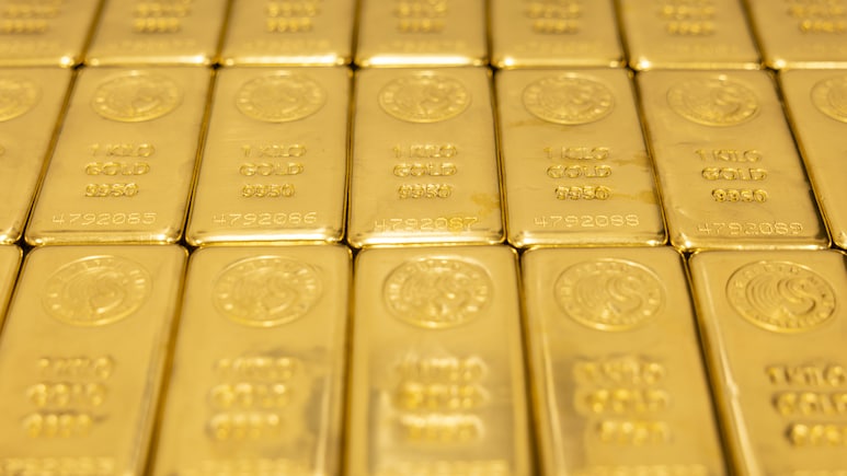Gold Clinches Weekly Gain On Growing Bullish ETF, Energy Signs