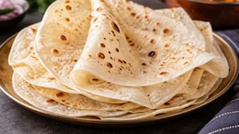 लोहे के तवे पर कैसे बनाएं होटल जैसी मुलायम पतली रूमाली रोटी?