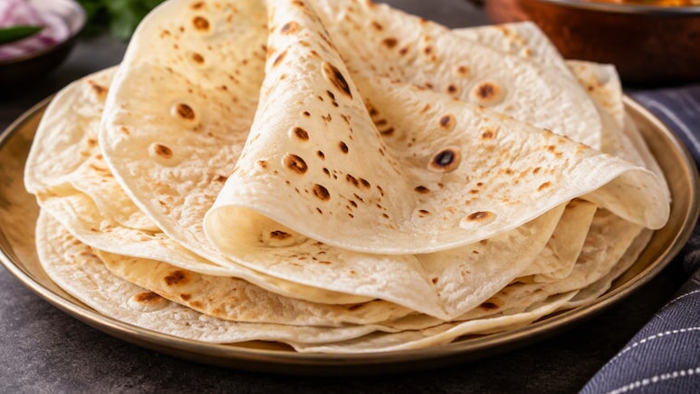 लोहे के तवे पर कैसे बनाएं होटल जैसी मुलायम पतली रूमाली रोटी?
