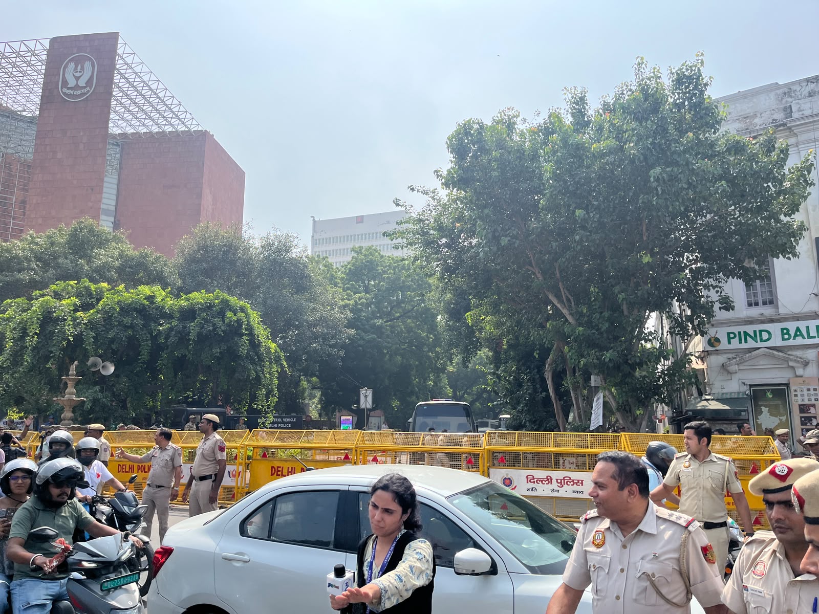 सेंट्रल दिल्ली एरिया में पुलिस ने बैरिकेंडिग की है, ताकी प्रदर्शनकारियों को आगे बढ़ने से रोका जा सके