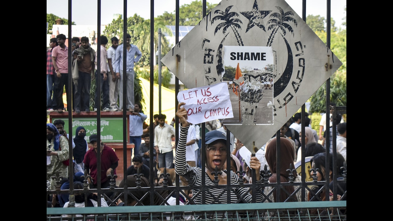 जामिया में विरोध-प्रदर्शन का आज 16वां दिन, भूख हड़ताल और सख्ती के बाद भी छात्रों के हौसले बुलंद, मांगों से हटने को तैयार नहीं