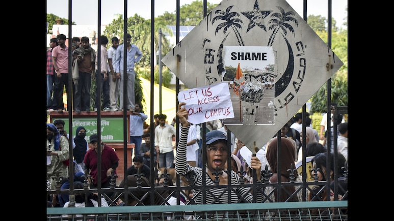 जामिया में विरोध-प्रदर्शन का आज 16वां दिन, भूख हड़ताल और सख्ती के बाद भी छात्रों के हौसले बुलंद, मांगों से हटने को तैयार नहीं