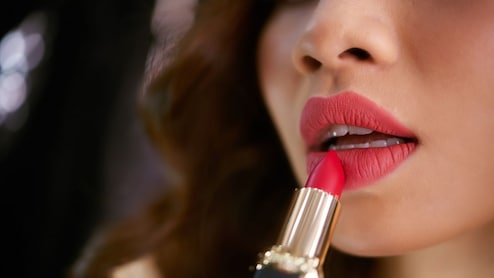 होंठों पर पूरे दिन टिकेगी Lipstick, खाना खाते हुए भी नहीं हटेगी, Makeup Artist ने बताई खास ट्रिक
